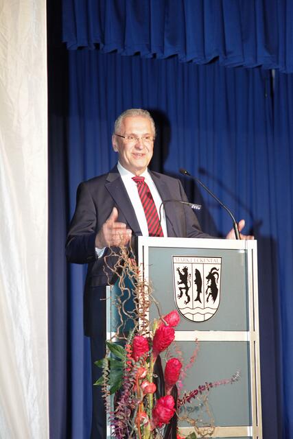 Innenminister Joachim Herrmann scherzte (vier Wochen vor Fasching): „Ein schwarzer Sheriff braucht keinen roten Teppich.” | Foto: Uwe Rahner