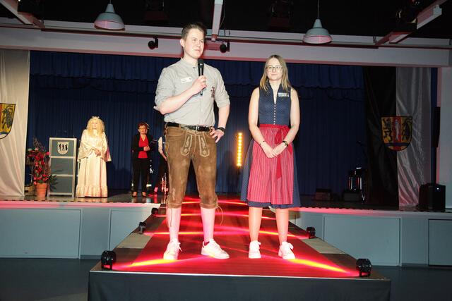 Für Kirchweihbrauchtum und Burschenschaften standen Franziska Meier und Achim Keilholz. | Foto: Uwe Rahner