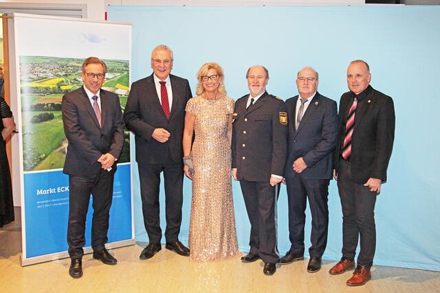 Herzlicher Empfang: Landrat Alexander Tritthart, Innenminister Joachim Herrmann, Erste Bürgermeisterin Ilse Dölle, Polizeipräsident für Mittelfranken Adolf Blöchl, 2. Bürgermeister Reinhard Zeiß und 3. Bürgermeister Felix Zosel (von links). | Foto: Uwe Rahner