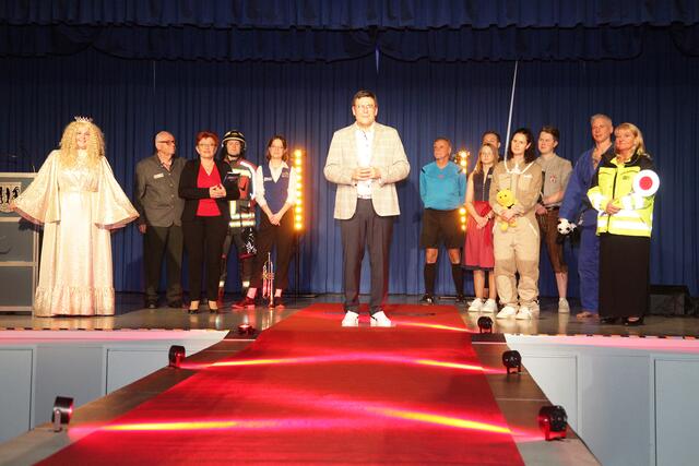 Moderator Peter Stöckert schickte die Ehrenamtlichen auf den Laufsteg. | Foto: Uwe Rahner
