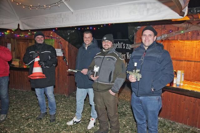 Bei der Siegerehrung: 1. Vorsitzender Andreas Daut mit „Sprachrohr” den Gewinnern Felix Mahler (3.), Julian Engelhardt (2.) und dem erfolgreichen Titelverteidiger Alexander Fischer (von links). | Foto: Uwe Rahner