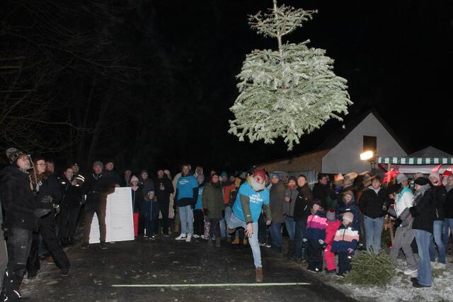 Gespannt verfolgten Werfer und Zuschauer den Weg der Tanne durch den Nachthimmel… | Foto: Uwe Rahner