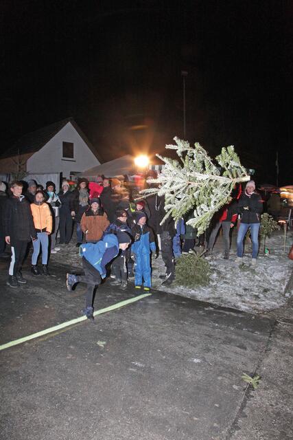 Emil schleuderte den Baum fast fünf Meter weit. | Foto: Uwe Rahner