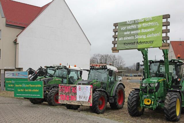 Auch ein paar Landwirte zeigten, dass sie nicht nur für ihre beruflichen Interessen öffentlich einstehen, sondern für eine offene, demokratische Gesellschaft. | Foto: Uwe Rahner