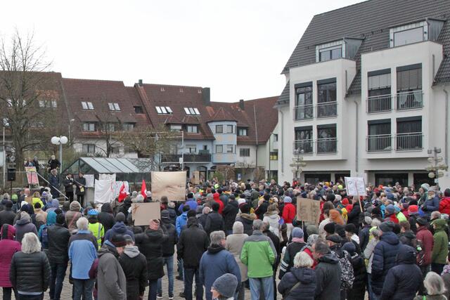 Poetry-Slammer Vincent Michl (hinten links) trug seinen Text „Der Wert eines Menschen” vor. | Foto: Uwe Rahner
