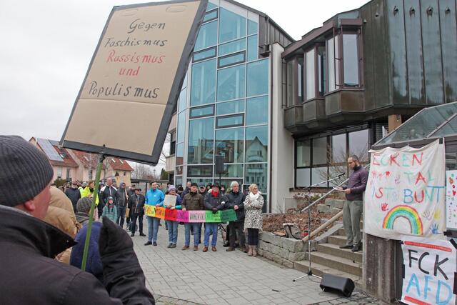 Pfarrer Martin Irmer bei seiner Ansprache, daneben Eckentals Erste Bürgermeisterin Ilse Dölle sowie die Gemeinderatsmitglieder Axel Gosoge, Konrad Gubo, Marc Brütting, Astrid Marschall und Nico Engelhardt (von rechts nach links). | Foto: Uwe Rahner