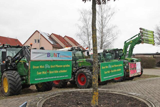 Auch ein paar Landwirte zeigten, dass sie nicht nur für ihre beruflichen Interessen öffentlich einstehen, sondern für eine offene, demokratische Gesellschaft. | Foto: Uwe Rahner