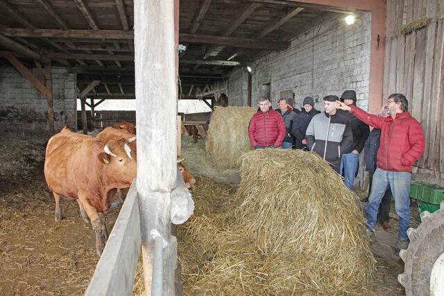 Uwe Neukamm war vor 30 Jahren Quereinsteiger als Biobauer. Seine Erfahrungen – hier am Rinderlaufstall – waren hoch interessant für die polnischen Berufskollegen. Für einen Weidespaziergang der Besucher und auch der Tiere waren die Flächen in diesem Winter zu nass. | Foto: Uwe Rahner