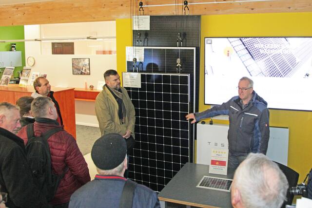 Fachmann Klaus Bock von iKratos (rechts) erläuterte die technischen Möglichkeiten, Elektroingenieur Andrzej Klonecki übersetzte die Ausführungen und Rückfragen. | Foto: Uwe Rahner