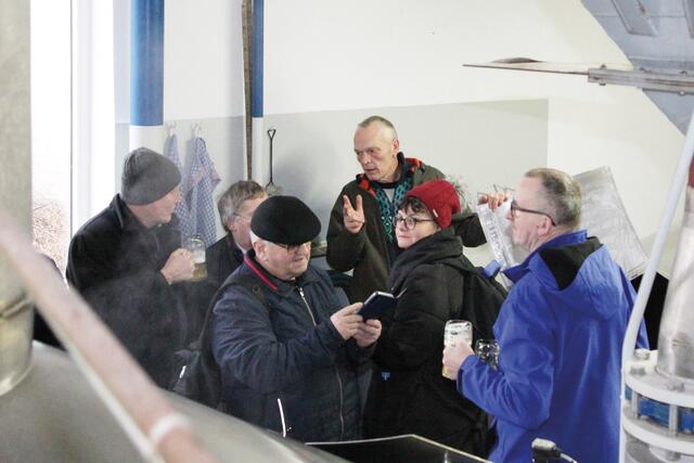 Braumeister Urban Winkler führte die polnischen Besucher durch die Klosterbrauerei Weißenohe und verriet ein wichtiges Rezept für Nachhaltigkeit: regional denken, regional produzieren und regional konsumieren! | Foto: Uwe Rahner