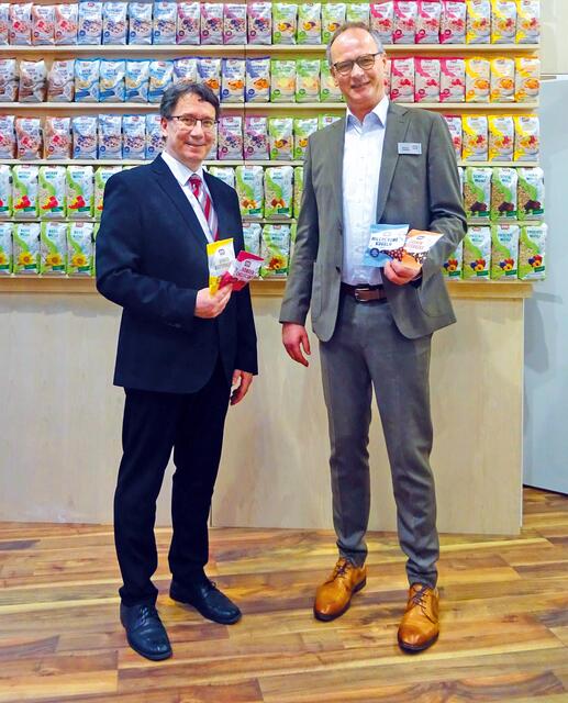 Geschäftsführer Andreas Hubmann von der Minderleinsmühle (rechts) erläutert stellv. Landrat Manfred Bachmayer(Erlangen-Höchstadt) die neue „Natürliche Snack-Vielfalt“.
