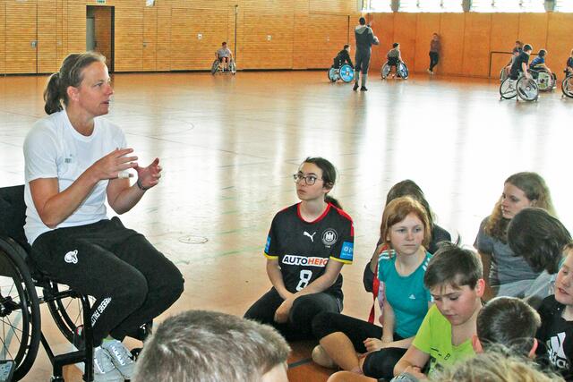 Beim Gespräch nutzte Gesche Schünemann den Alltagsrollstuhl von Lilly Sellak – die Sportrollstühle (im Hintergrund im Einsatz) sind völlig anders aufgebaut und werden bis zu 40 km/h schnell. | Foto: Uwe Rahner