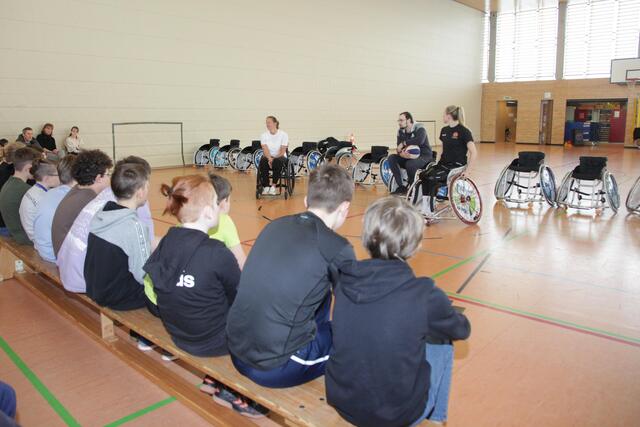 Nationalspielerin Lilly Sellak, Landestrainer Sebastian Gillsch vom Bayerischen Versehrtensportverband BVS und Paralympics-Goldmedaillengewinnerin Gesche Schünemann (hinten, von rechts) beantworteten Fragen zum Rollstuhlbasketball. | Foto: Uwe Rahner