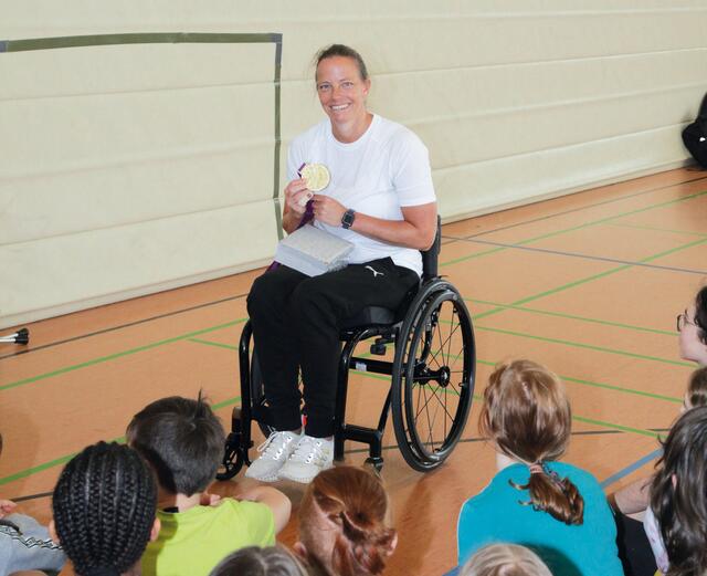 Von Gesche Schünemann haben die Kinder gelernt: Die Paralympics-Medaillen unterscheiden sich nicht nur optisch und haptisch, sondern auch akustisch. | Foto: Uwe Rahner