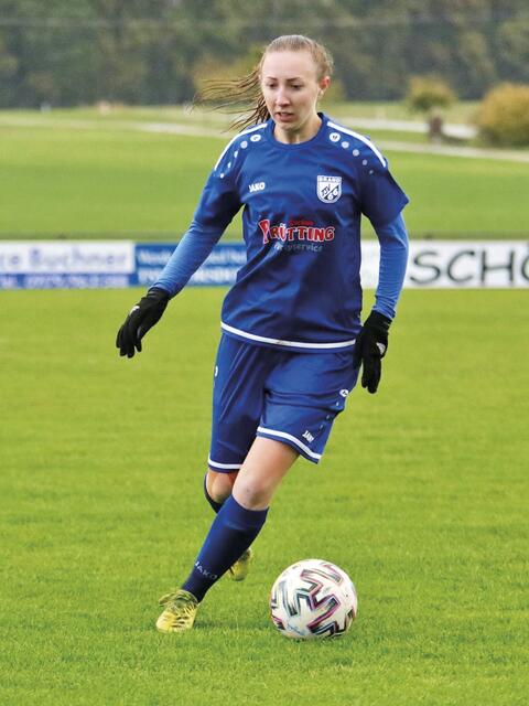 Fußball ist ihre Leidenschaft: In der Freizeit schnürt Eva Singer seit einigen Jahren ihre Fußballschuhe in der Damenmannschaft des TSV Brand. | Foto: Privat