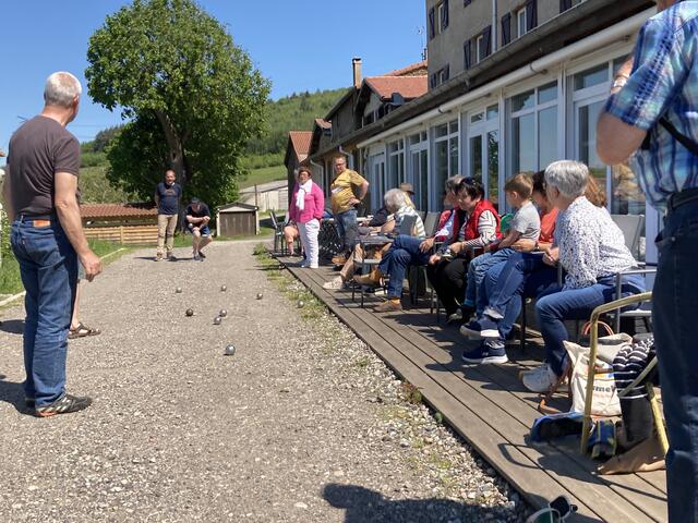 Nach köstlichem Mittagessen beim Boule-Spiel in herrlicher Umgebung am Restaurant Domaine de la Barollière in Saint-Paul-en-Jarez. | Foto: Uwe Rahner