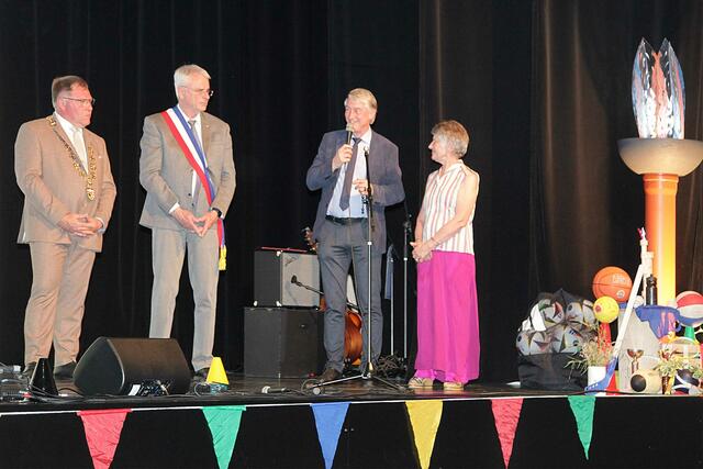 Igensdorfs Bürgermeister Edmund Ulm, sein Kollege Martial Fauchet (St. Martin la Plaine), Emmanuel mandon (Abgeordneter der Französischen Nationalversammlung) und Micheline Raymond (Vorsitzende des französischen Partnerschaftskommittees). | Foto: Uwe Rahner