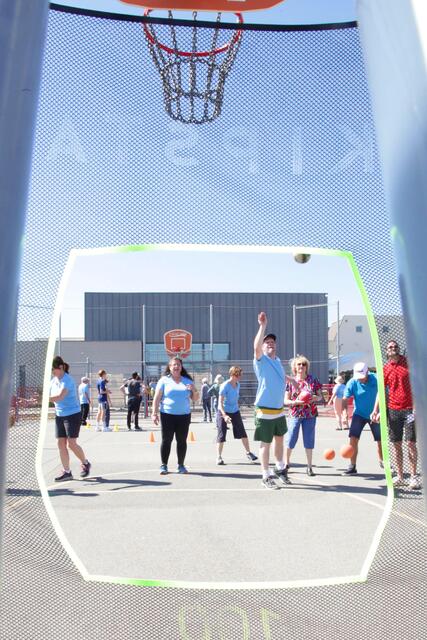 Beim Basketball konnten die gemischten Teams Punkte sammeln. | Foto: Uwe Rahner
