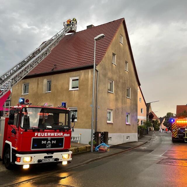 Das Drehleiterfahrzeug der Feuerwehr Heroldsberg war im Kalchreuther Ortskern im Einsatz, nachdem ein Blitz in ein Haus eingeschlagen war und dabei das Dach beschädigt wurde. | Foto: Feuerwehr Heroldsberg