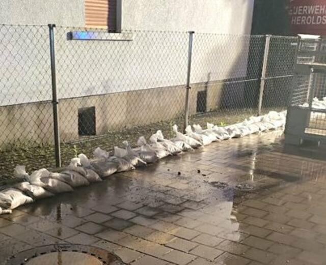 Mit 200 Sandsäcken wurde ein Grundstück in Heroldsberg gegen Wasser gesichert, das aus dem Kanal drückte. | Foto: Feuerwehr Heroldsberg