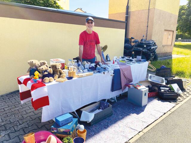 Peter Hanf hatte in der Erlanger Straße nicht nur eine Menge Sachen für den Garagenflohmarkt anzubieten. Er unterhielt die Gäste auch noch mit handgemachter Musik und sammelte Spenden für die Tafel. Am Ende kamen 50 Euro zusammen. Eine tolle Idee. | Foto: Privat