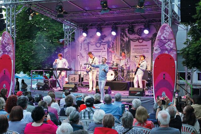 Beach Boys-Sound vor der Nobelpreisurkunde des Medizin-Pioniers Paul Ehrlich im Garten des IBMP. | Foto: Uwe Rahner