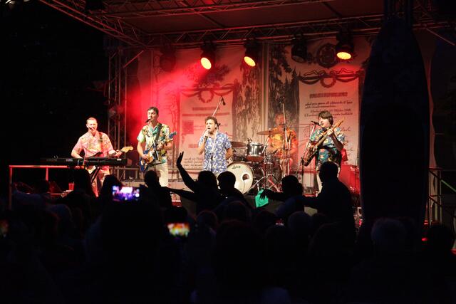 Vor der Bühne zieht (wie schon bei THE BESTBEAT 2022 und 2023) eine Polonaise vorbei – bei den britischen Künstlern als „Conga Line” bekannt. | Foto: Uwe Rahner