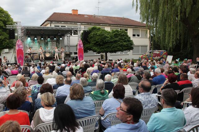 Der Institutsgarten war voll mit anspruchsvollen Musik-Fans, kulinarisch gut versorgt von Freihardt's Partyservice. | Foto: Uwe Rahner