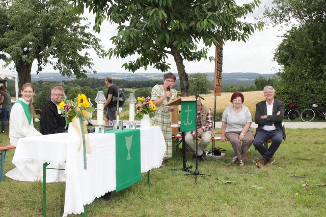 Nach dem Gottesdienst mit Gemeindereferentin Anna-Karina Weiß und Pfarrer Christoph Thiele (von links) erläuterte Karin Klein-Schmidt die Entwicklung der Kalchreuther Kirschgärten. | Foto: Uwe Rahner