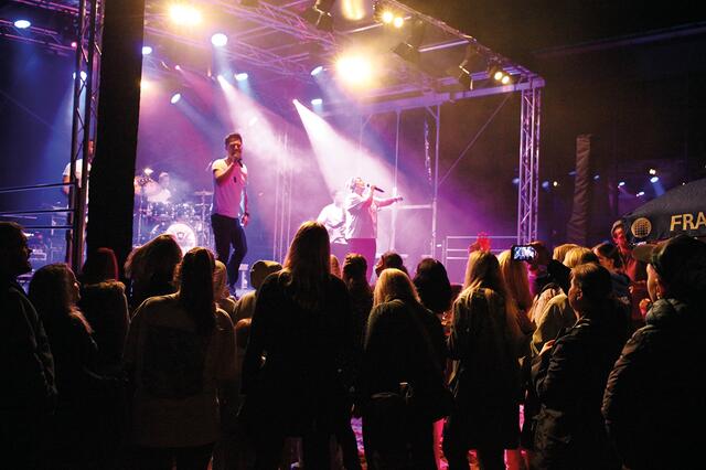 Superstimmung mit „Aeroplane“ auf der Bühne vor dem Gleis 3. | Foto: Andreas Unbehaun