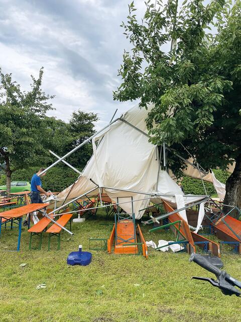 Sturmböen hatten einen Teil der Vorbereitungen zunichte gemacht – lange bevor die Besucher kamen, so dass niemand zu Schaden kam. | Foto: Andrea Drenckhahn