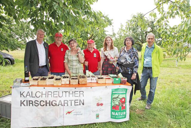 Werben für Kalchreuther Kirschen: Zwei Anbauer mit Bürgermeister Otto Klaußner, Dipl.-Biologin Karin Klein-Schmidt, Kirschenkönigin Lena I, Bezirksrätin Dr. Ute Salzner und Reinhard Scheuerlein, Vorstandsmitglied im Landschaftspflegeverband für den BUND. | Foto: Uwe Rahner