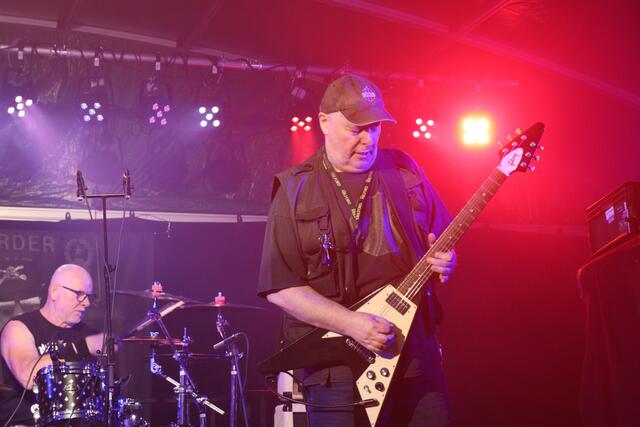 Murder One sind die amtlichen Nachlassverwalter von Lemmy Kilmister und huldigten dementsprechend der Musik von Motörhead. | Foto: Kilian Unbehaun