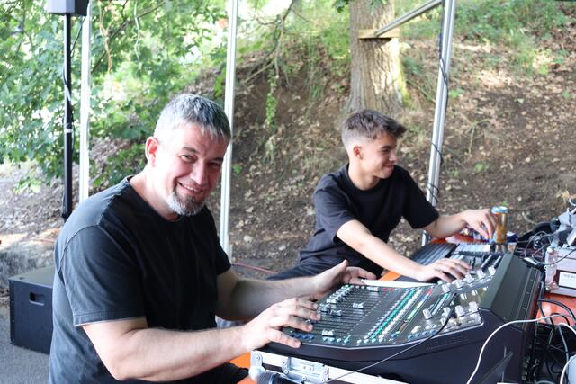 Sie sorgten für den guten Klang und stimmungsvolles Bühnenlicht. | Foto: Kilian Unbehaun