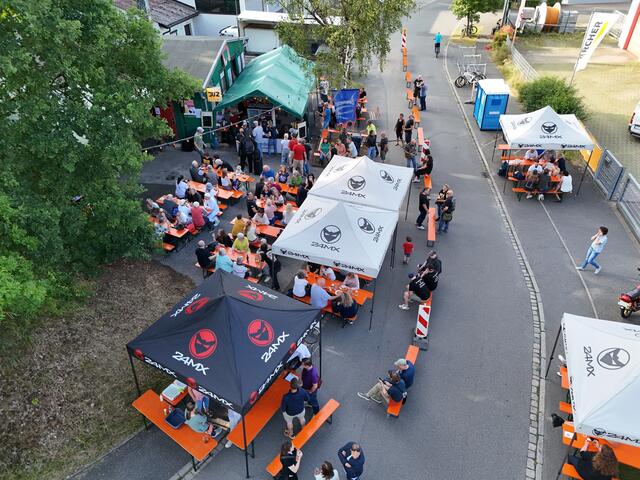 Bereits am Nachmittag strömten die Gäste zum JUZ. | Foto: Kilian Unbehaun