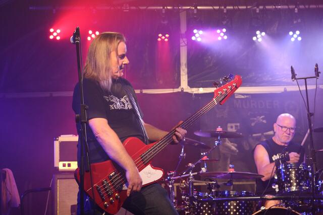 Murder One sind die amtlichen Nachlassverwalter von Lemmy Kilmister und huldigten dementsprechend der Musik von Motörhead. | Foto: Kilian Unbehaun