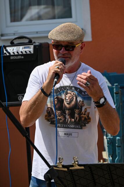 Stadionsprecher, Johnny-Cash-Interpret und Autor der ASV-Hymne Eric Damster | Foto: Berny Meyer