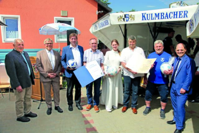 Offizielle Gratulanten: MdL Michael Hofmann, 2. Vorsitzender Georg Fischer, 1. Vorsitzender Andreas Daut, Gemeindereferentin Anna Karina Weiß (kath. Seelsorgebereich Neubau), Herbert Ziegler (Kreisehrenamtsbeauftragter BFV),  Landrat Dr. Hermann Ulm, Igensdorfs 1. Bürgermeister Edmund Ulm und Edmund Mauser (BLSV-Kreisvorsitzender). | Foto: Uwe Rahner