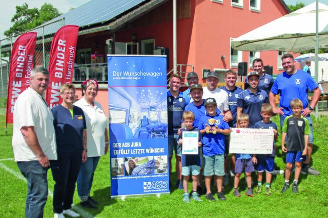 Den Erlös aus der Christbaumsammlung spendeten die Sportler an den ASB-Wünschewagen Franken-Oberpfalz (von links: ASV-Vorsitzender Andreas Daut mit Petra Gries und Doreen Otto vom ASB und  die Fußballer). | Foto: Uwe Rahner