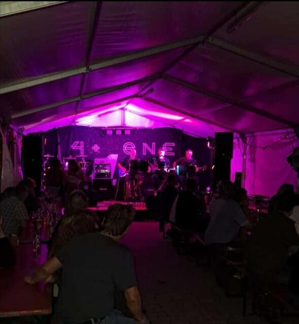 In der Pause gab es eine kleine "Überraschung": Drei erfahrene Musiker (v. l. Harry Läufer, Willi Wehrfritz und Holger Beierlein) verschafften mit ihrer Einlage den Jugendlichen von "4 plus one" eine kleine Verschnaufpause.  | Foto: Carina Peipert