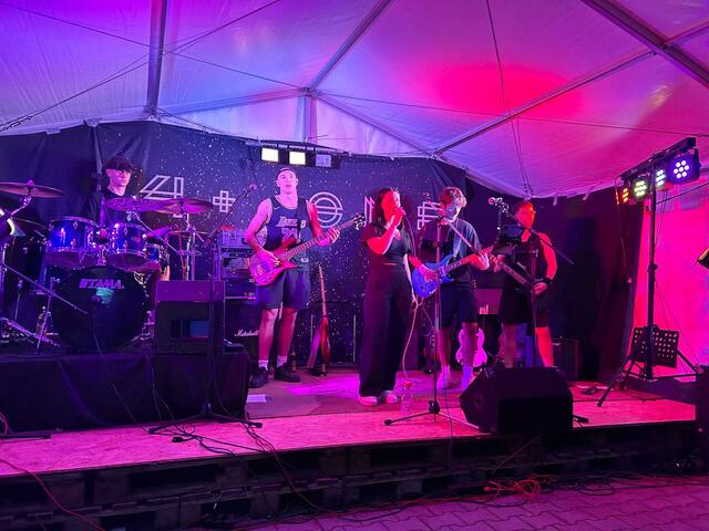 Herzlichen Glückwunsch! Es sind vier Jungs - plus ein Mädchen!

Die Band "4 plus one" ist geboren.

Die "Geburt" der Band könnte man zwar durchaus auch schon auf den kurzen Auftritt während einer Pause (beim Konzert der Band "Edelherb") an der Kirchweih 2024 in Dachstadt datieren, aber erst am 26. Juli 2024 in Letten hatte das Kind nicht nur einen Namen, sondern auch den ersten offiziellen Auftritt. | Foto: 4plus1