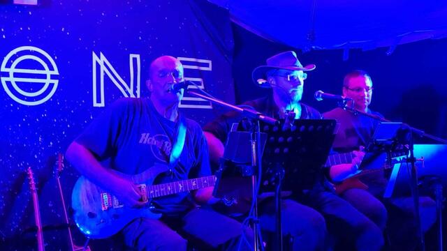 Großen "elterlichen" Stolz auf die neugeborene Band "4 plus one" empfinden Harry Läufer, Willi Wehrfritz und Holger Beierlein (v. l.), die die Jugendlichen nicht nur mit ihrem Zwischenauftritt, sondern auch technisch gern unterstützen.  | Foto: Viki Beierlein