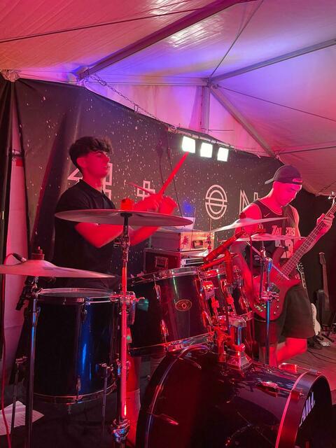 Geben den Takt vor: Philipp Zeissler (drums, links) und Marcel Wehrfritz (Bass, rechts)  | Foto: 4plus1