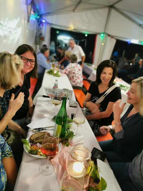 Liebevoll dekorierte Tische und gute Weinlaune am Samstagabend. 