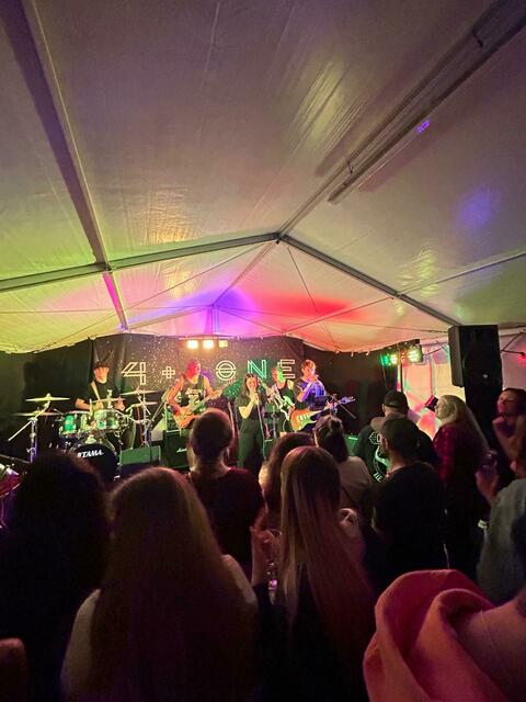 Für die Band "4 plus One" war es der erste abendfüllende Auftritt bei dem die Jugendlichen für super Partystimmung sorgten.  | Foto: 4plus1