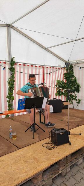 Ohne die Musik von Harri Zeissler wäre der Weißwurstfrühschoppen nur halb so schön.  | Foto: Christa Zeissler