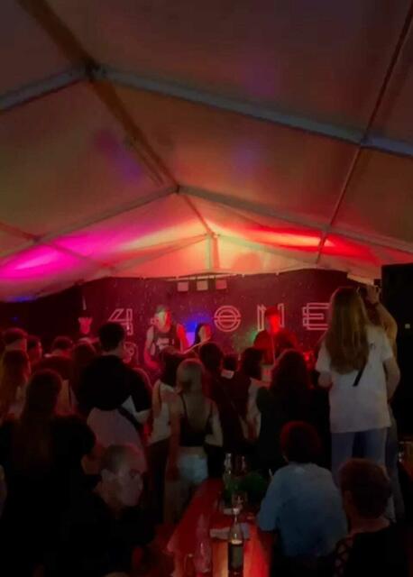 Superstimmung in Letten - am Ende hielt es niemanden mehr auf den Sitzen | Foto: 4plus1