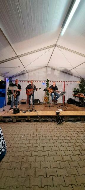 Cash and Carry On" (v. l. Alfred Zens am Saxophon, Bernd Haft an der E-Gitarre und Eric Damster mit seiner Akustikgitarre), den Gesang teilten sich Bernd und Bandleader Eric.  | Foto: Manuela Damster