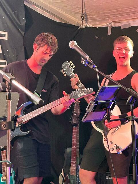 Tim Beyer und Tom Ottenschläger haben die Melodien im Griff. Tom hat außerdem nicht nur das Publikum im Griff sondern übernimmt auch gekonnt die Vocals im tiefen Stimmbereich.  | Foto: 4plus1