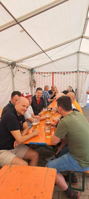 Wurst ist eher zweitrangig - Hauptsache es gibt Weißbier...  | Foto: Christa Zeissler